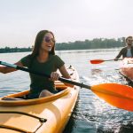 persoane practicând caiac-canoe