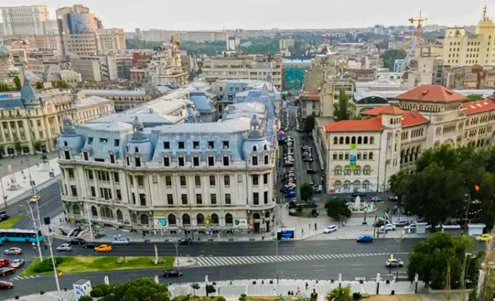 imagine cu palatul universității din bucurești fotografiat din teatrul național